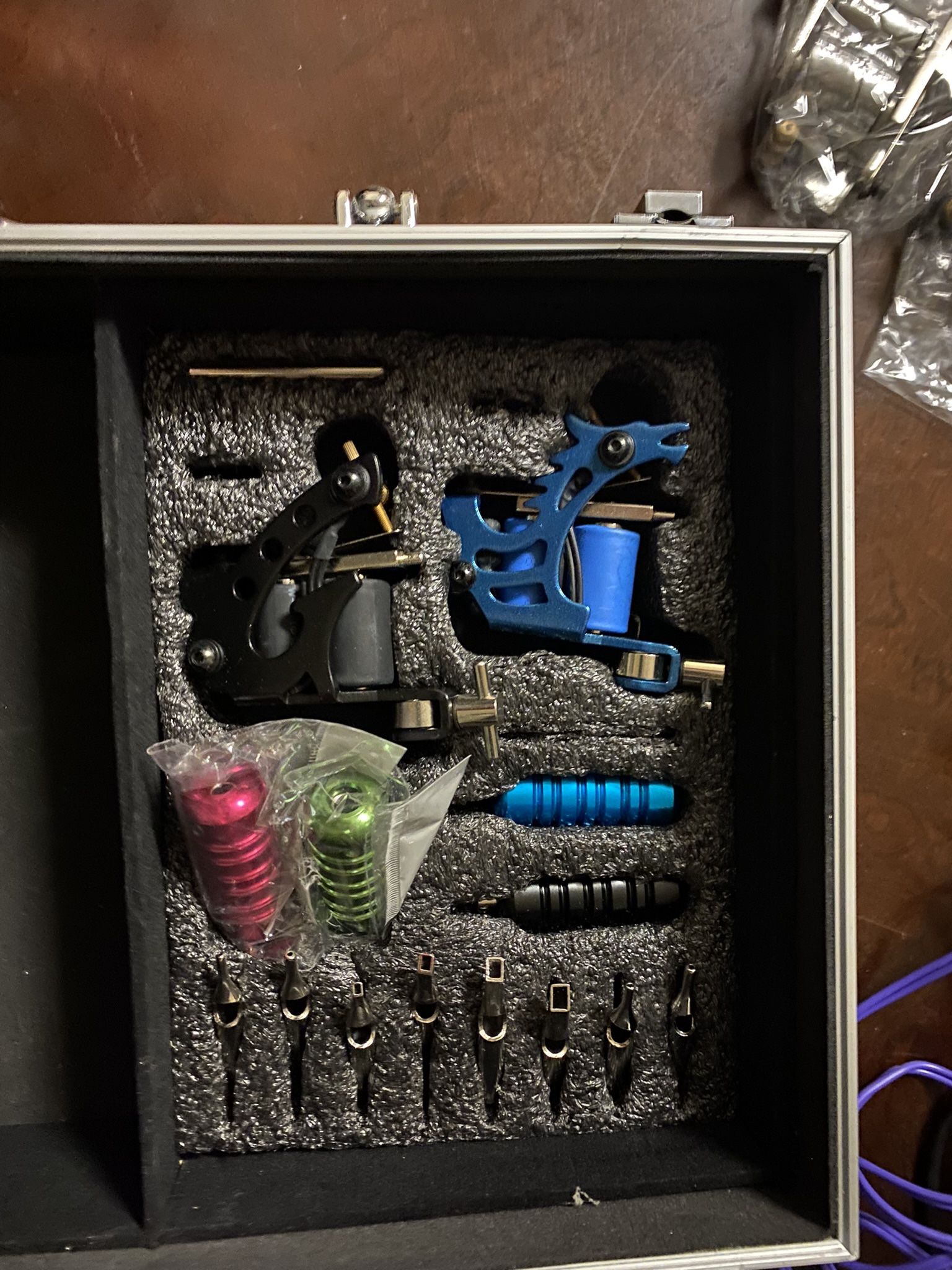 GRINDER Tattoo Kit by Pirate Face Tattoo / 4 Tattoo Machine Guns - Power Supply / 7 Ink by Radiant Colors - Made in the USA/LCD Power Supply / 50 Need