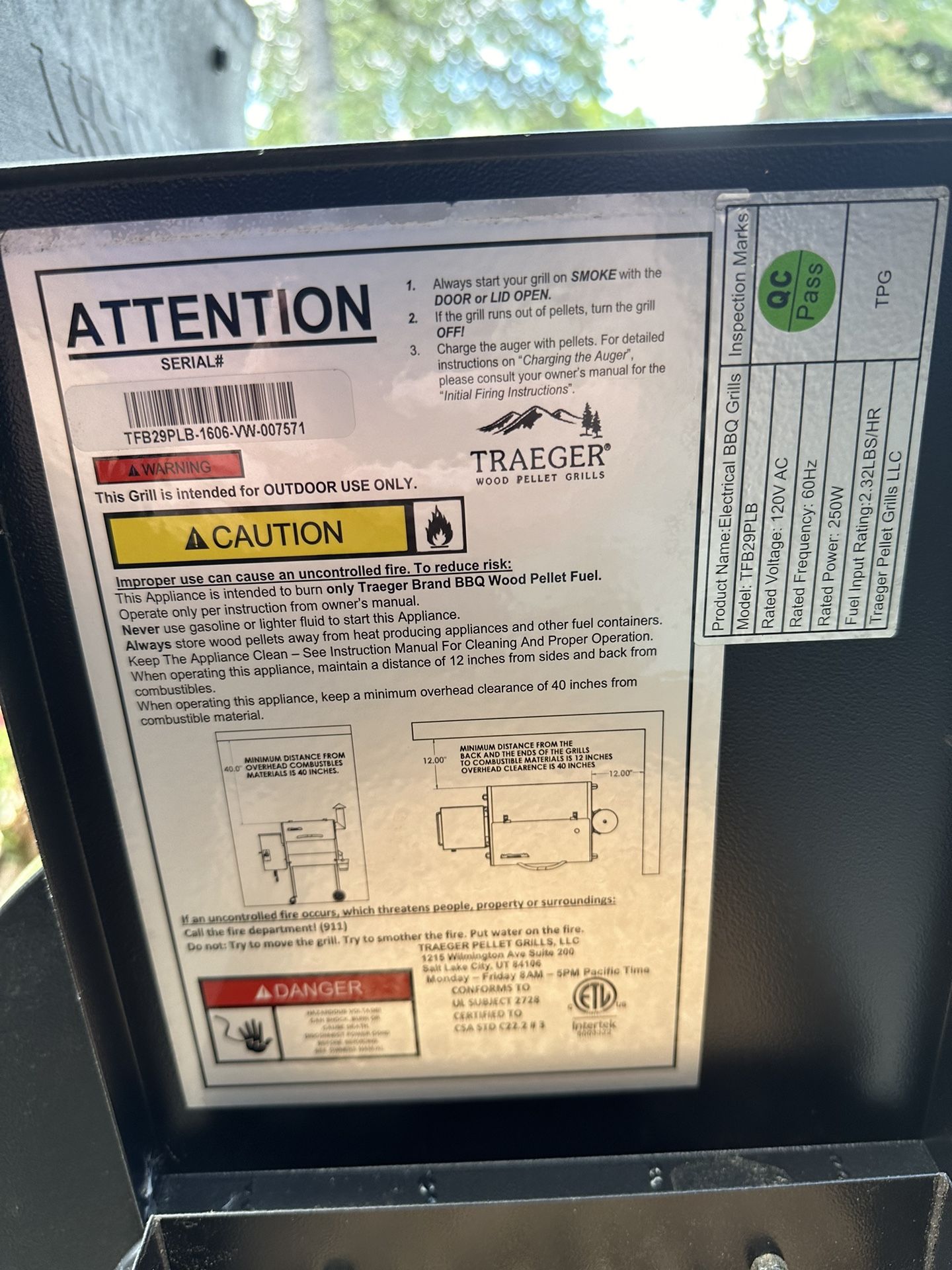 Traeger Electrical Pellet BBQ Grill TFB29PLB for Sale in Wheaton, IL