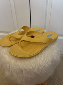 OKA B Elle Flip Flops Sandals Size US 8.5-9.5 Buttercup Yellow Comfy 3/4" heel USA
