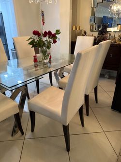 6 white leather chairs from Artefactos