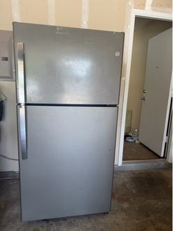 GE® 21.9 Cu. Ft. Garage Ready Top-Freezer Refrigerator (Model GTS22KMNBRES) 66,37 H x 32,75 W x 34.5 D