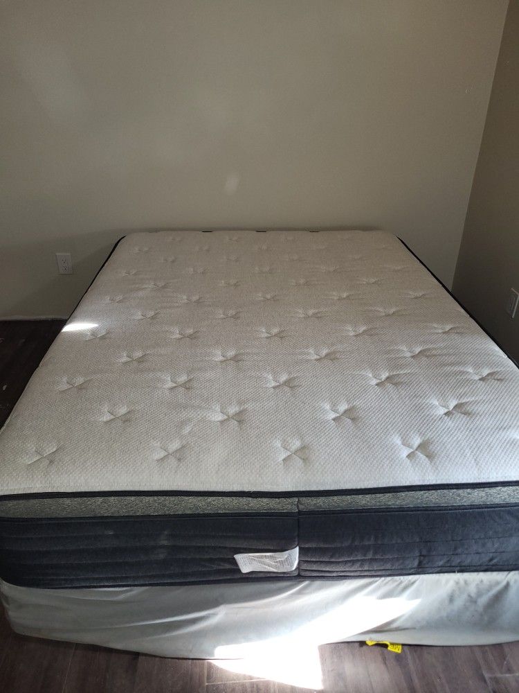 Queen .Mattress Helix plus - tencil
