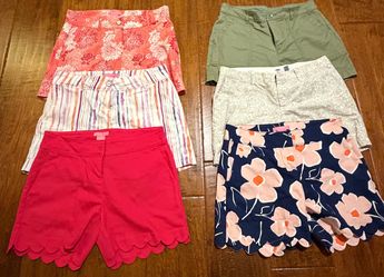 Women’s Shorts Size 4 **LIKE NEW**