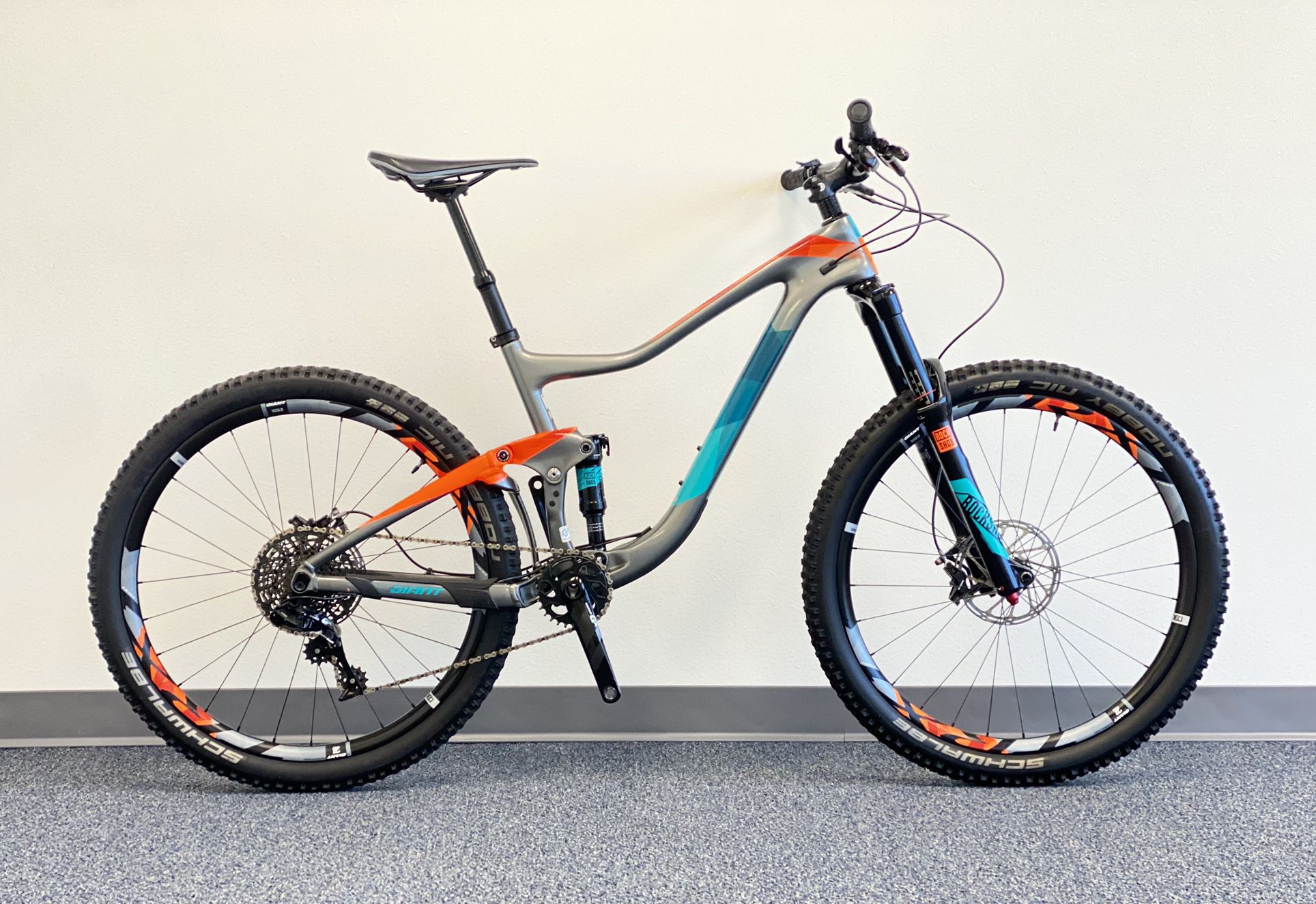 Giant Trance Advanced Pro 2 , Medium size, Full suspension carbon fiber mountain bike, Carbon wheels 
