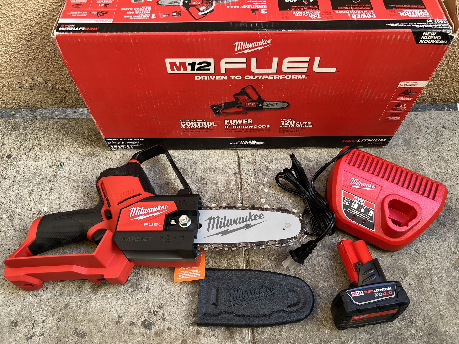 Milwaukee M12 FUEL 12V Lithium-lon Brushless Battery 6 in. HATCHET Pruning Saw Kit with 4.0 Ah Battery and Charger