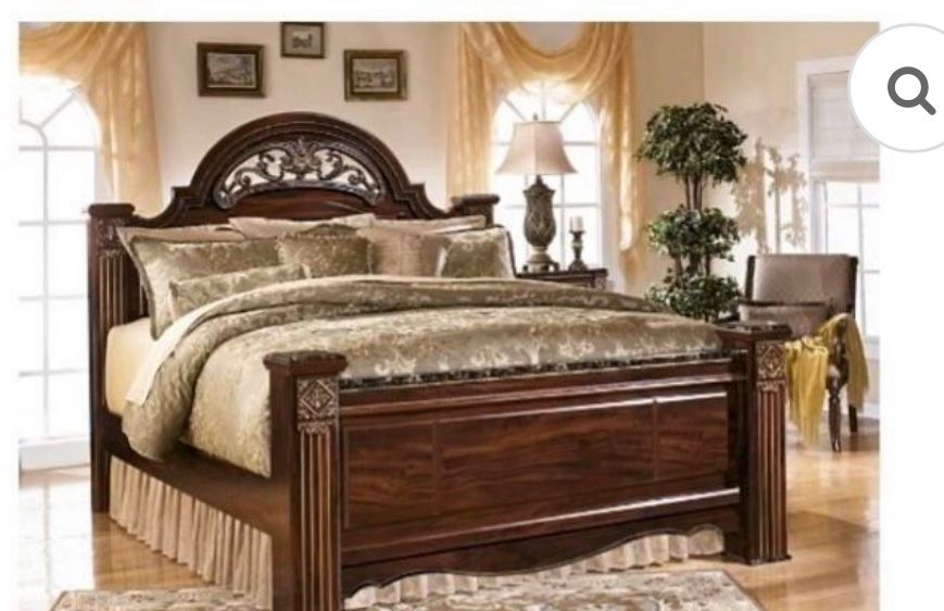 Must Go!!!!Ashley Signature Design Bedroom Set Headboard, Dresser with Mirror (Valley)