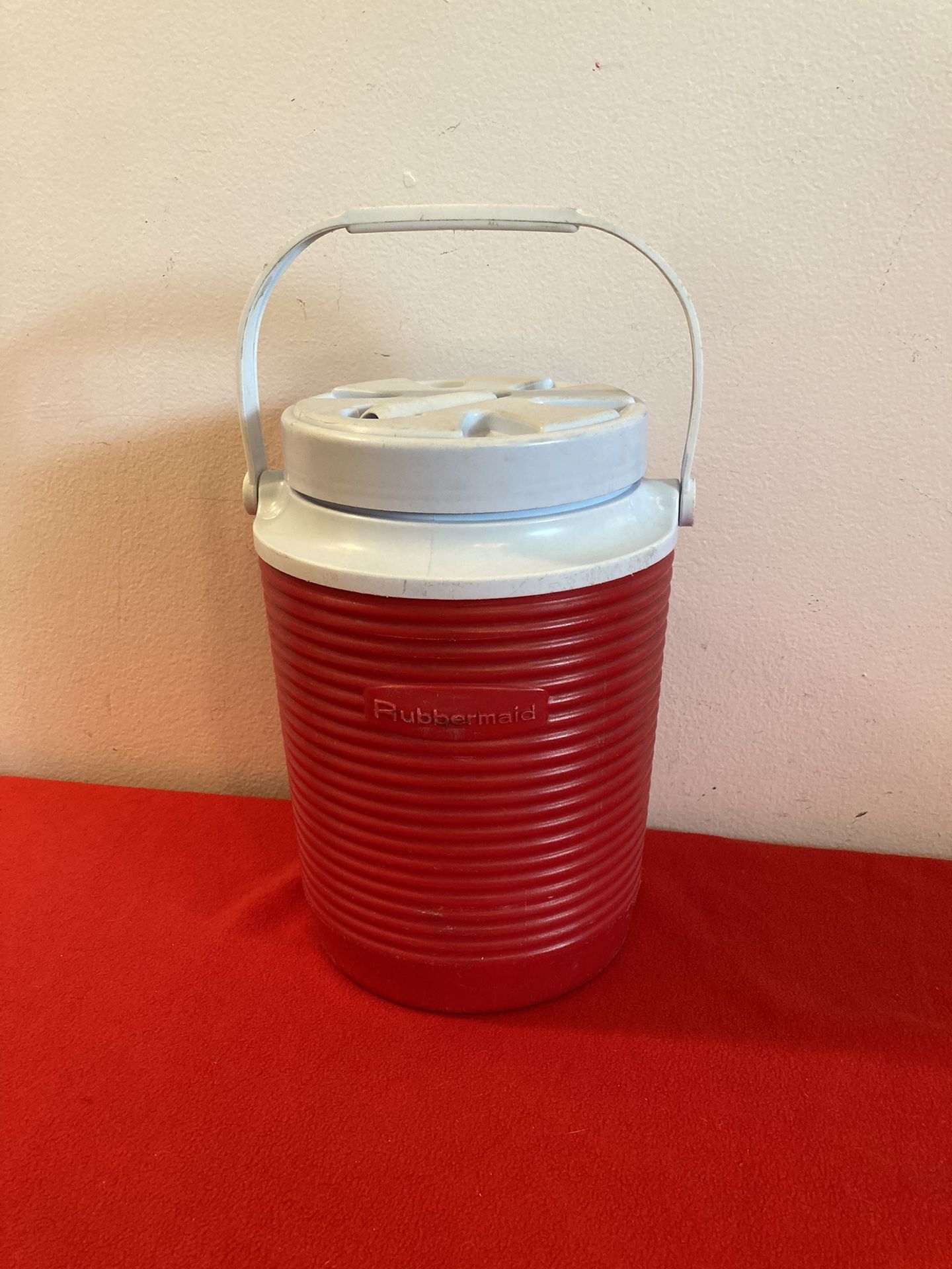 Rubbermaid insulated 1/2 Gallon Red & White Jug Thermos w/ Spout & Handle