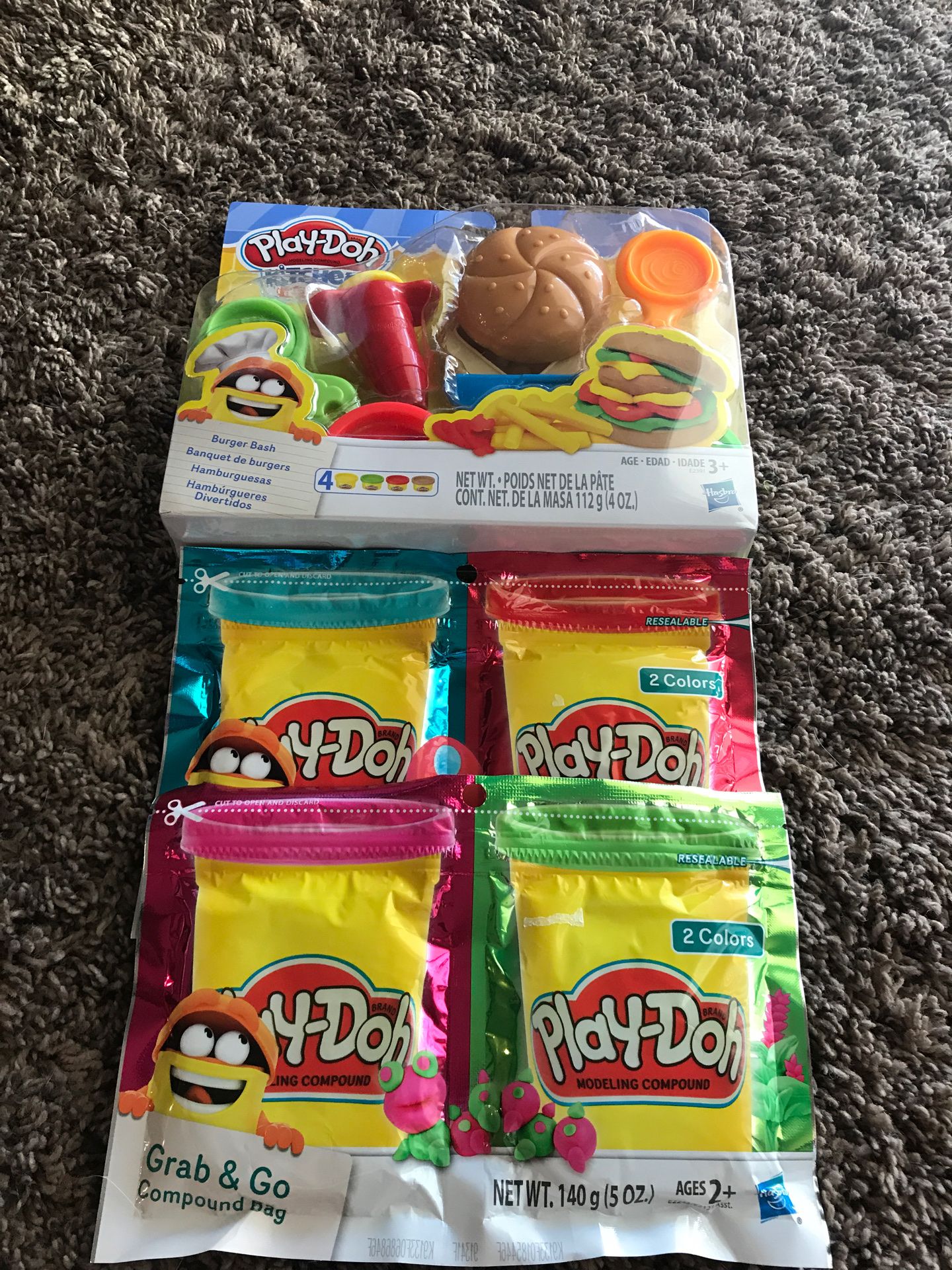 Play-Doh Kitchen Creations Burger Bash set with 2 of the Grab & Go packs