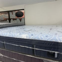 KING SIZE STEARNS & FOSTER ESTATE PILLOW TOP MATTRESS & BOX SPRINGS BED SET