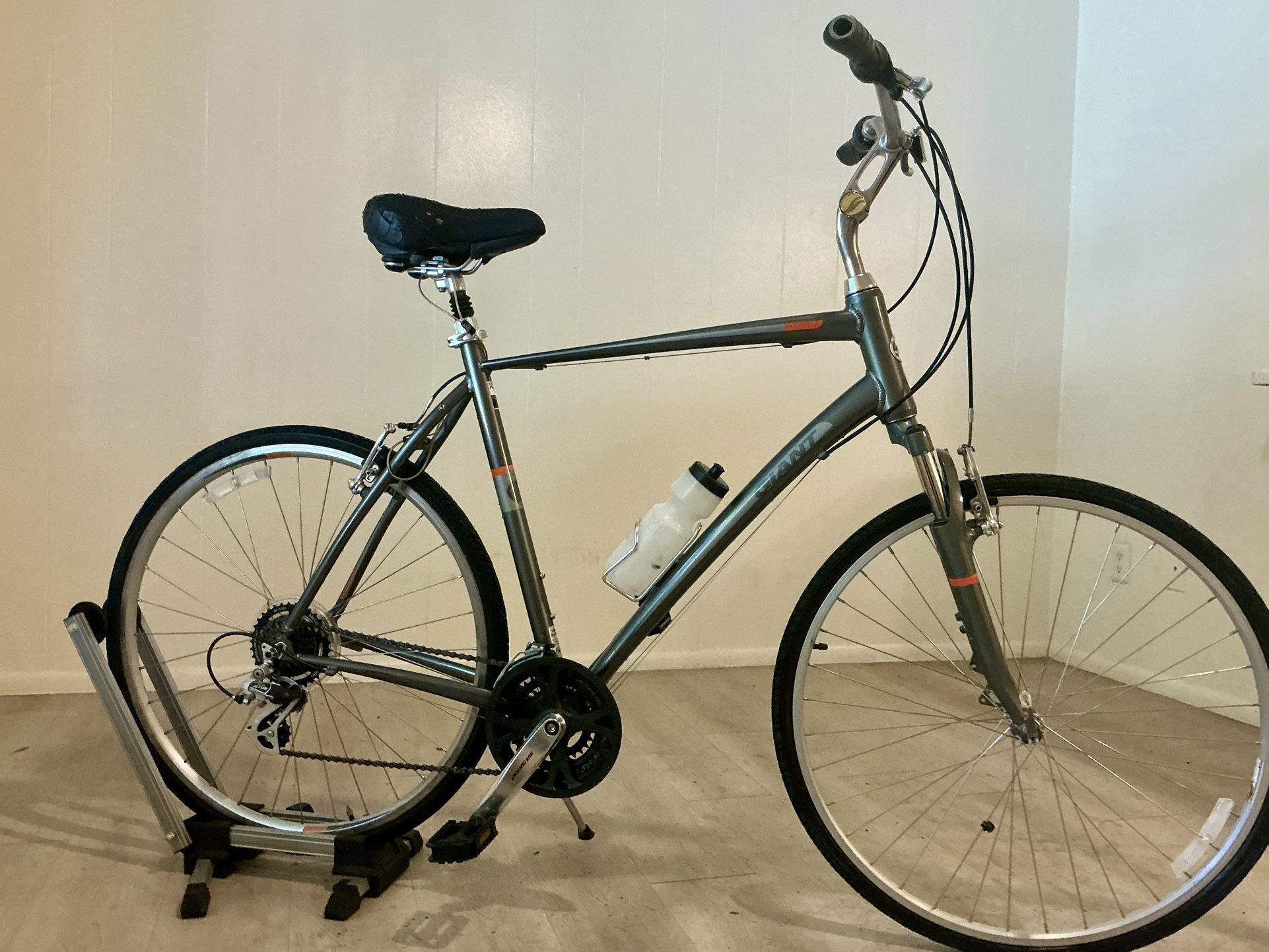   Gorgeous Giant Hybrid | Like New | Ready to roll (XL)