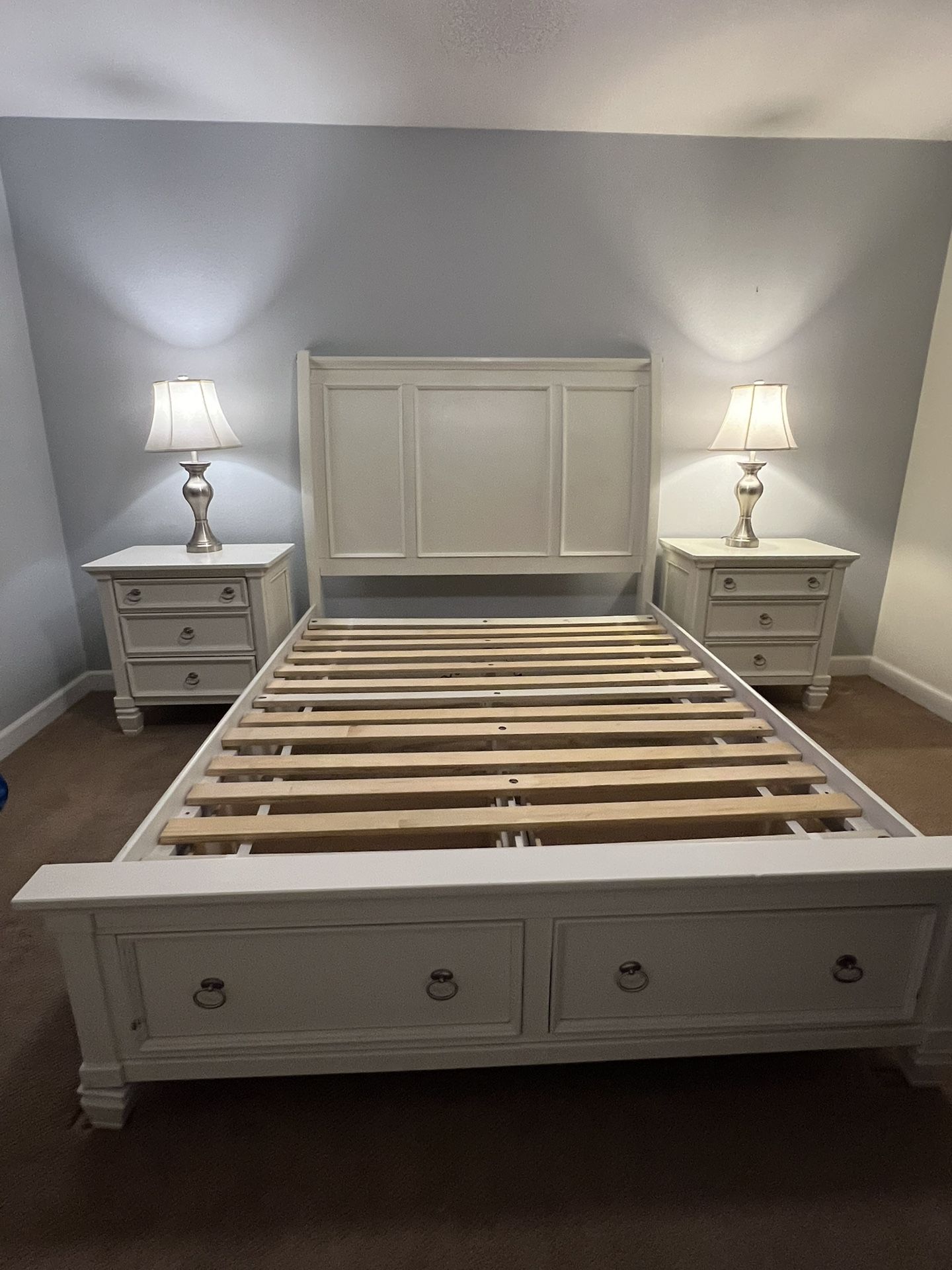 Queen Frame W/Tables & Lamps