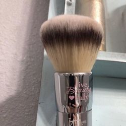 NEW IT Cosmetic Foundation Makeup Brush