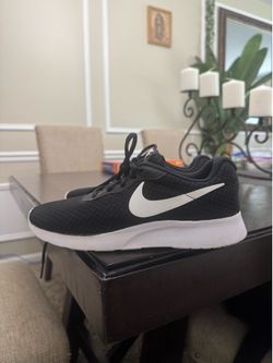Nike Women’s Running Shoes in black & white Women’s size 6
