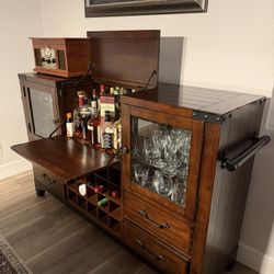 6 Person Wood Dinning Table And Hutch/Bar 