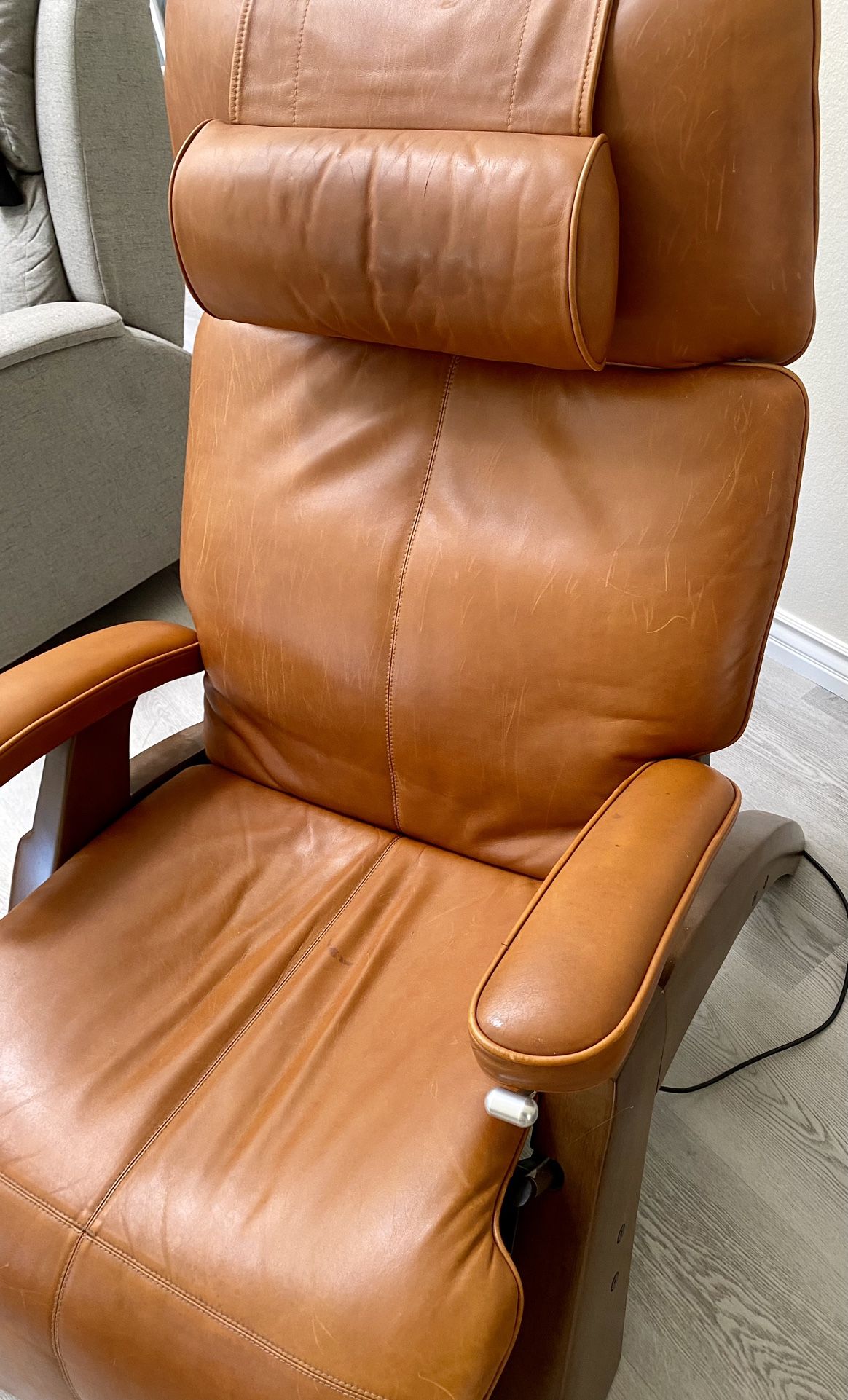 BEAUTIFUL Human Touch Perfect Chair PC 095 Power Recliner