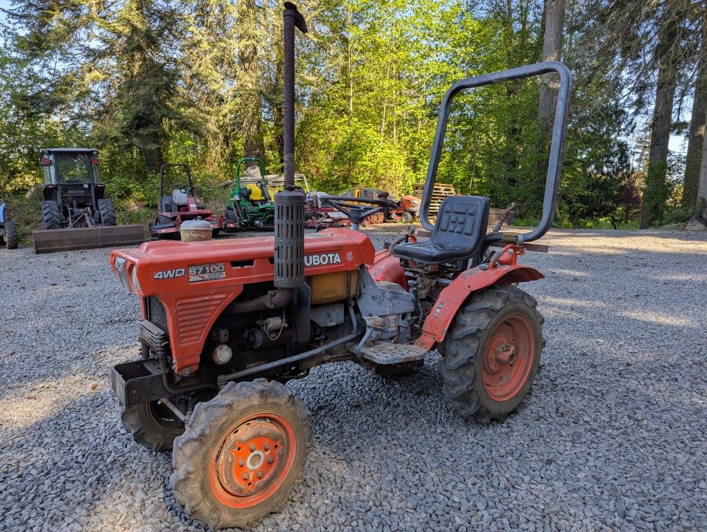 Kubota B7100 HST Tractor