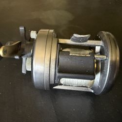 Shimano Carvalus Baitcasting Reel