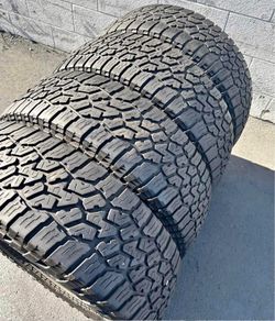 315/70/17 Falken 📍📍 Vendo un set de llantas con 80% de vida las 4 📍🌟