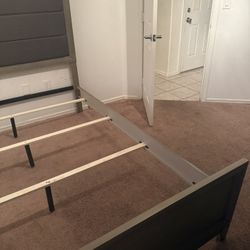 Queen Size Bed & 2 Nightstands 