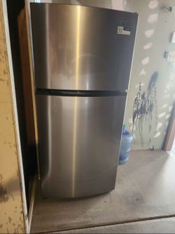 Frigidaire 20 cu ft Top-Freezer Refrigerator – EasyCare Stainless Steel, Used
