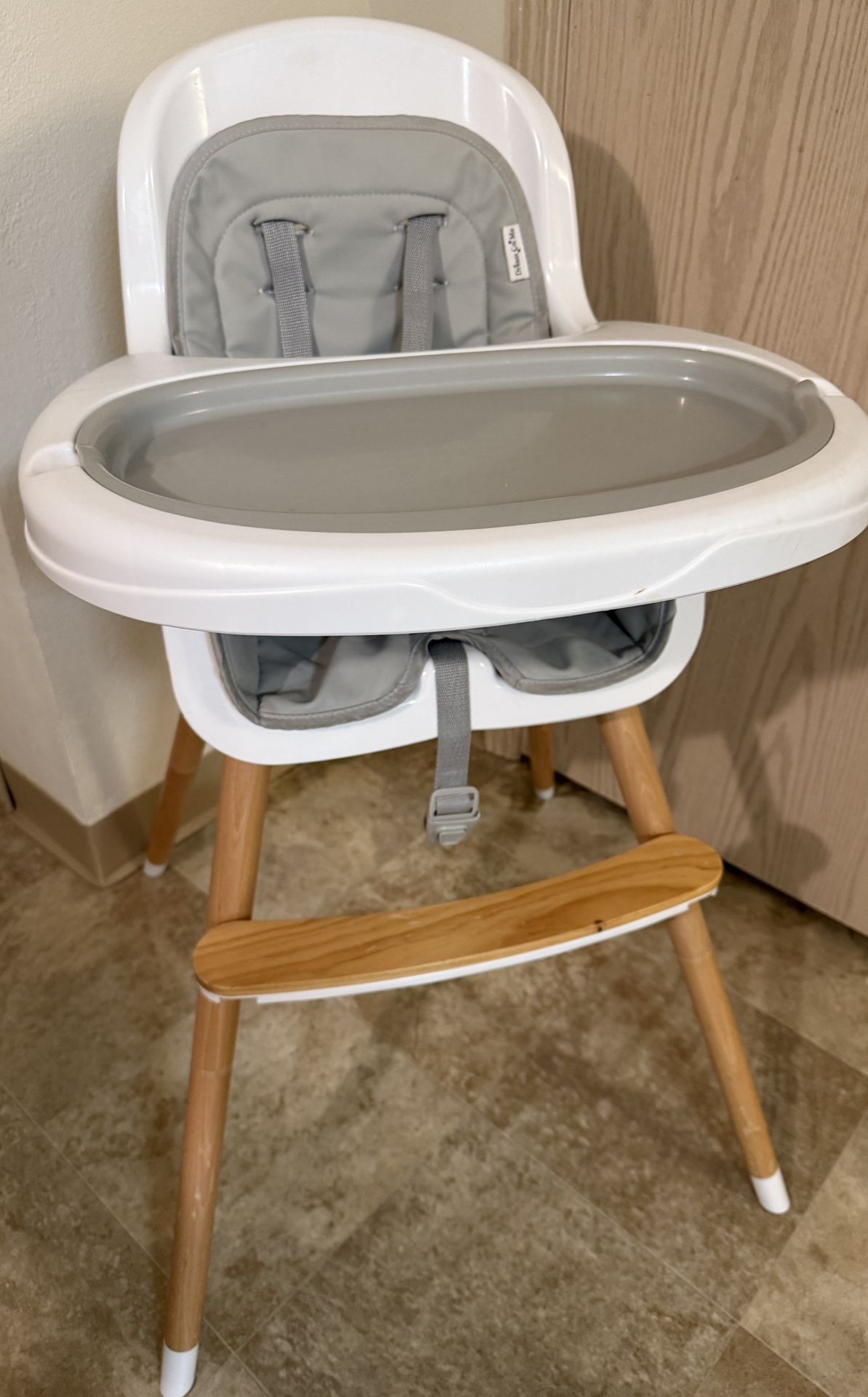 Dream On Me Table Talk Highchair. Good Condition . Good Quality. Made In Taiwan