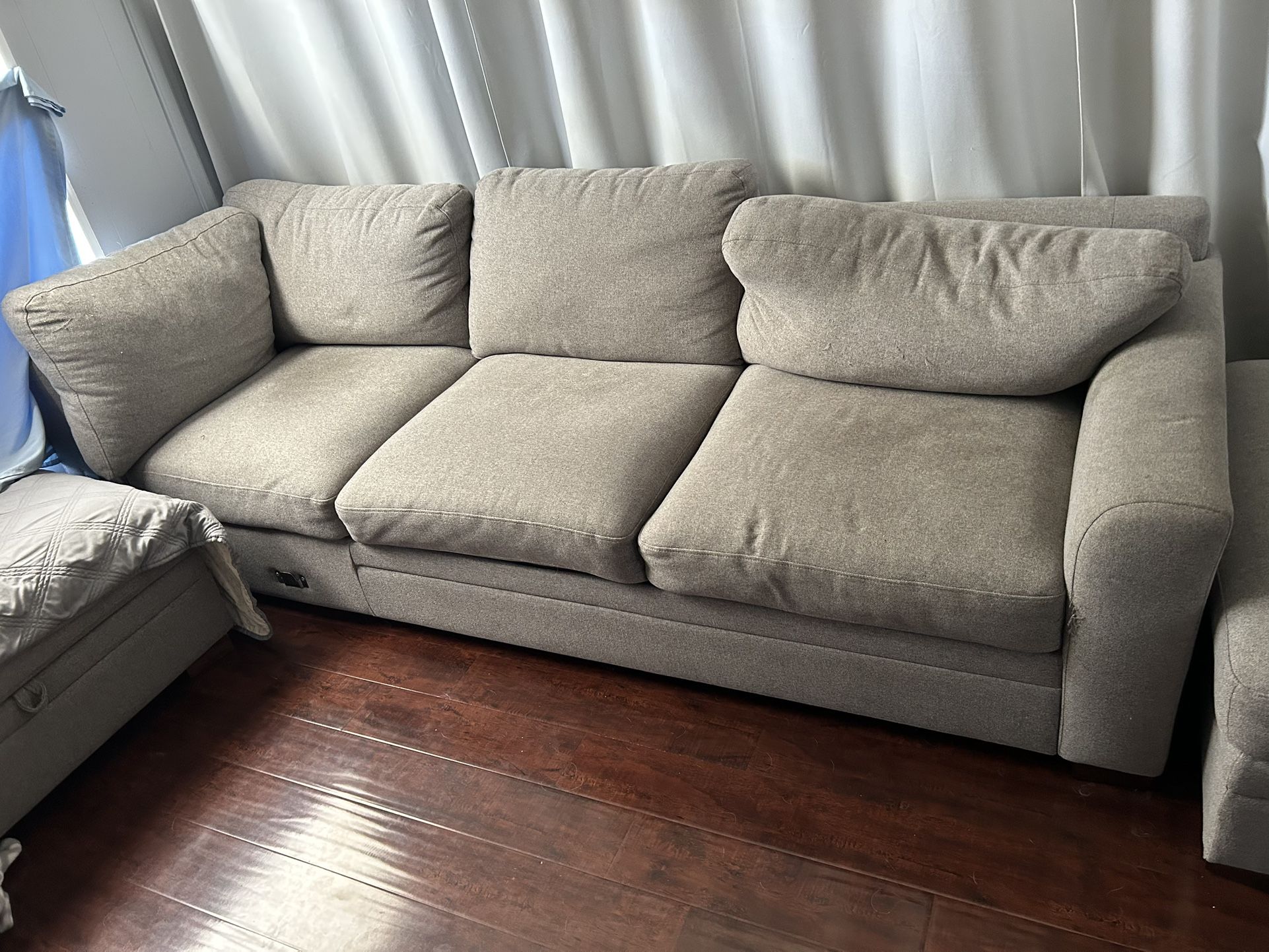 Sofa Set Complete With Chase And Ottoman