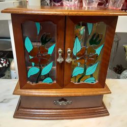 Beautiful Looking VINTAGE Jewelry Box With  STAIN GLASS  WINDOWS PLUS  PLAYS MUSIC 
