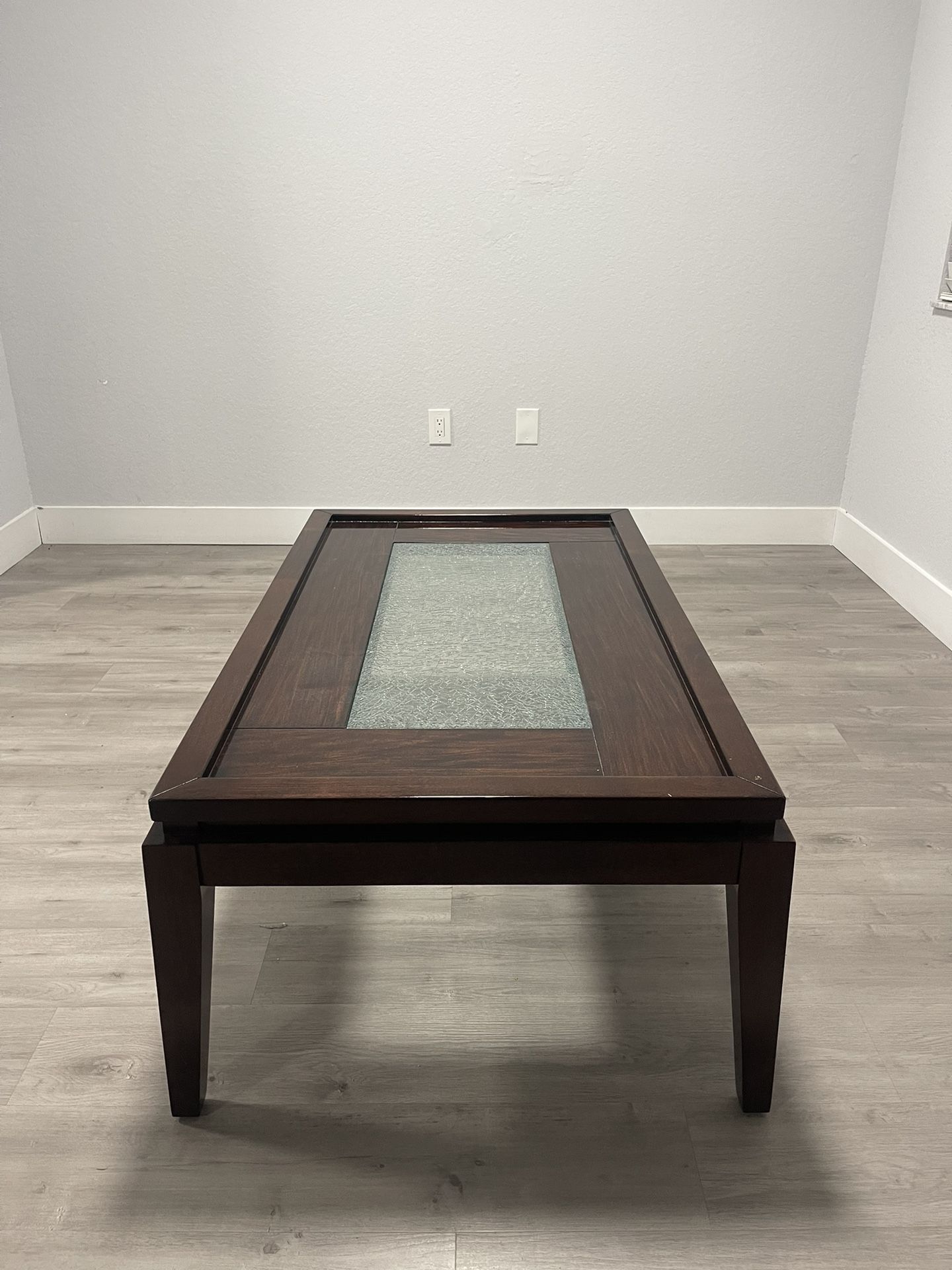 1 Coffee Table And 2 Small Tables With 2 Lamps