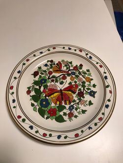 Dakas ceramic decorative plates and candle holders.