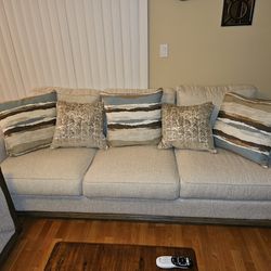 COUCH & LOVESEAT SET (Near NEW condition)