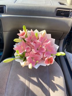 lily bouquet with roses