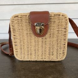 Square woven bag, shoulder bag, leather strap.