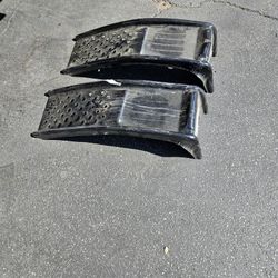 Dos Rampas Para Canviar El Aseite De Carros En Buenas Condiciones