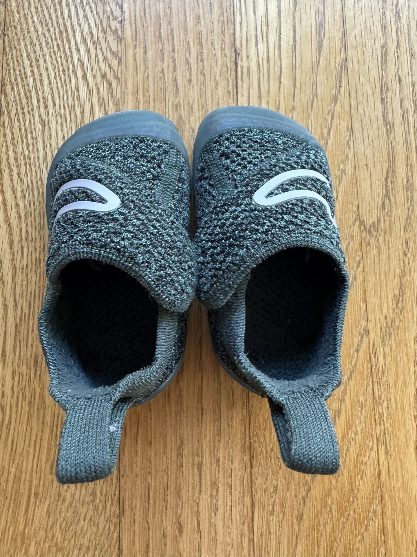 Nike swoosh toddle shoes 4C