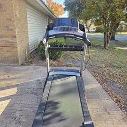 NordicTrack Commercial 1750 Treadmill excelente condiciones todo funcionando lista para trabajar $1,000 envio a domicilio costo extra 