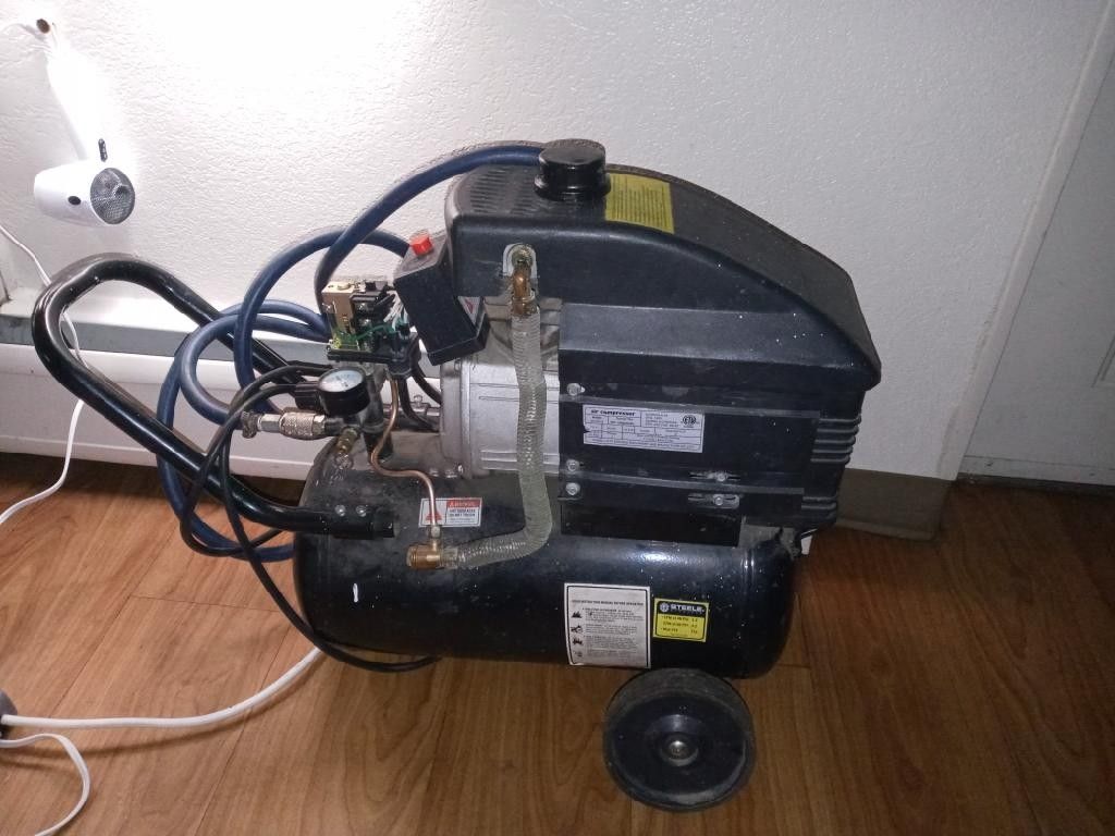 Central Pnumatic 8 gallon Air Compressor