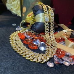 Two piece golden set 20 inches ice Valentine’s Day for the queen or king