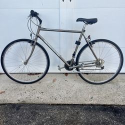 Mongoose Crossway 625 Hybrid Bike