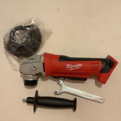 Brand New Milwaukee M18 Grinder.       110 Firme en Precio.        110 Firm on Price.