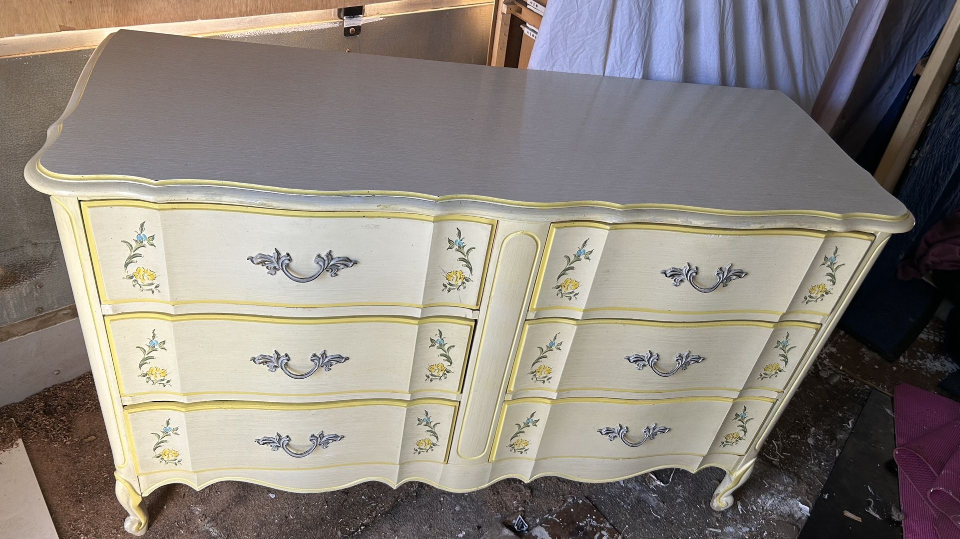 Dixie vintage French provincial dresser floral decor light yellow&beige L50”*D18”*H32”(address in description 👇delivery 🚚 available within 15 miles