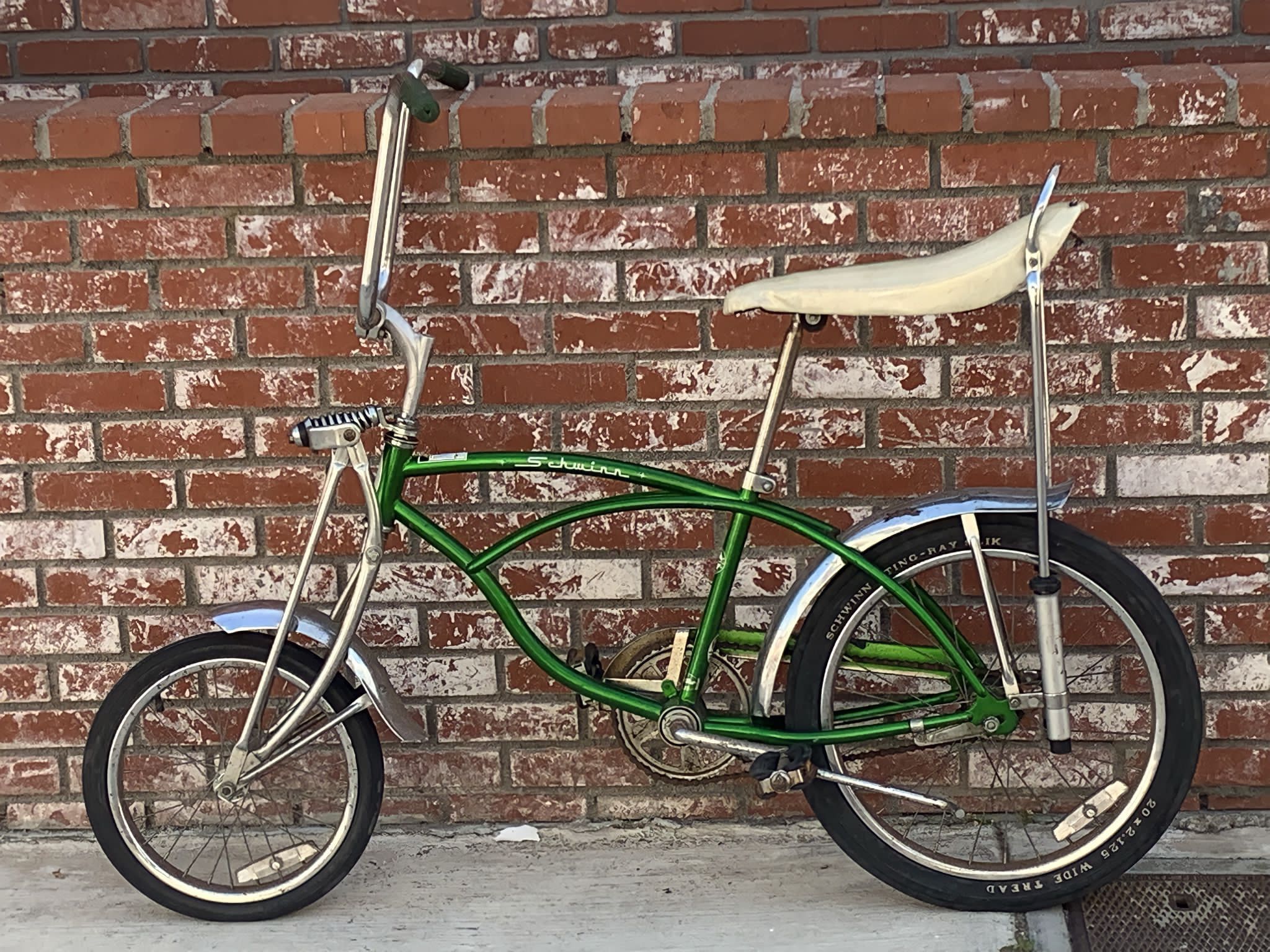 1980 SCHWINN PEA PICKER STING RAY BICYCLE - 1980 VINTAGE.