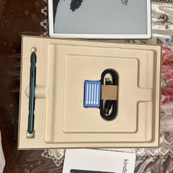Never used open box kindle scribe with premium pen