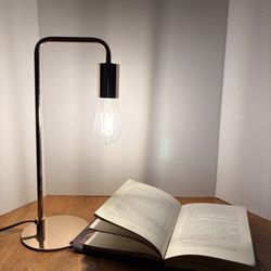 Modern Gold Minimalist Table Lamp – Aesthetic Exposed Bulb Light