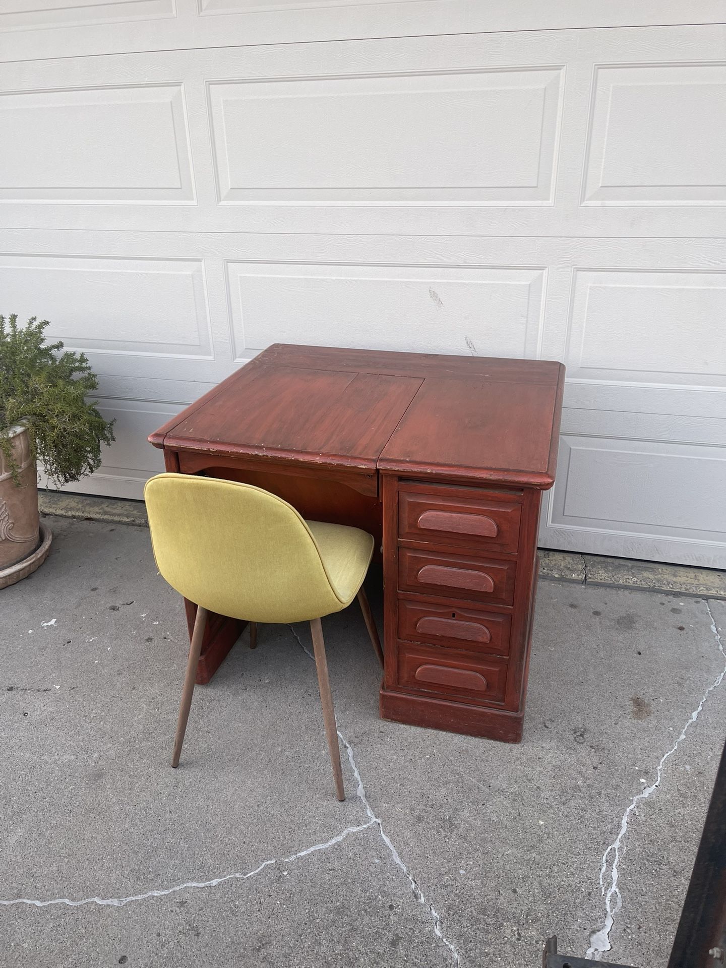 Vintage Solid Wood Desk w/ Chair - Escritorio Vintage de Madera Maciza Con Silla