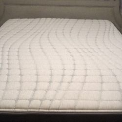 Queen Hybrid Mattress   Willing To Negotiate!! 