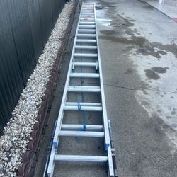 Escalera de 40 pies de aluminio, casi nueva