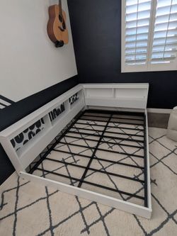 Full size mattress metal floor frame