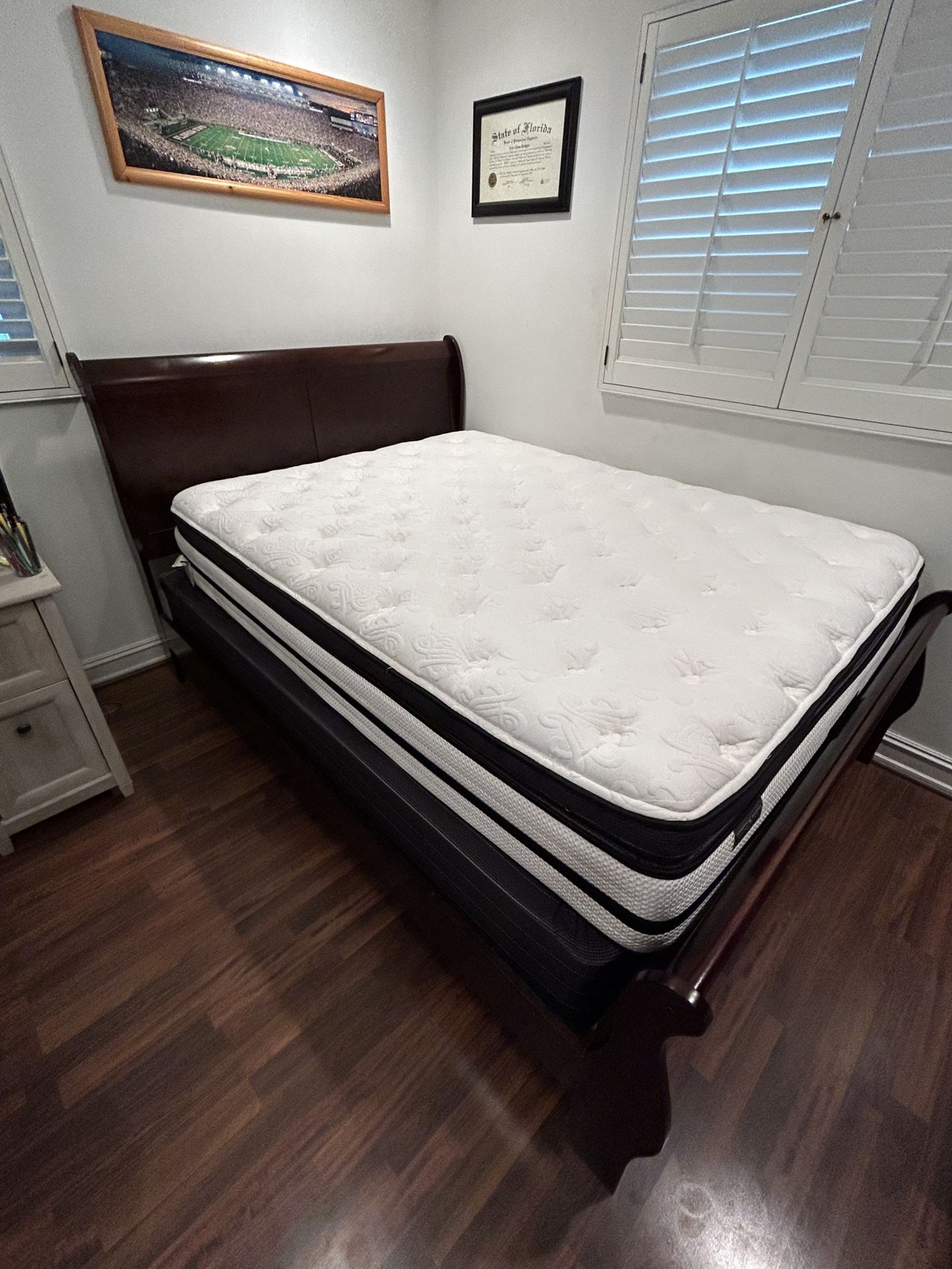 Queen size Hampton and Rhodes - Limited Editions Hana - 15” pillow top mattress and bed frame