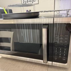 Countertop Convection Microwave in Fingerprint Resistant Stainless Steel with Air Fryer and Sensor cooking