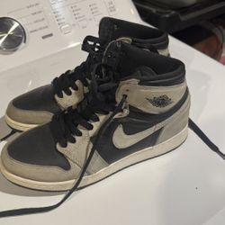 Jordan 1 Retro!! UNISEX (size 6.5Y) 
